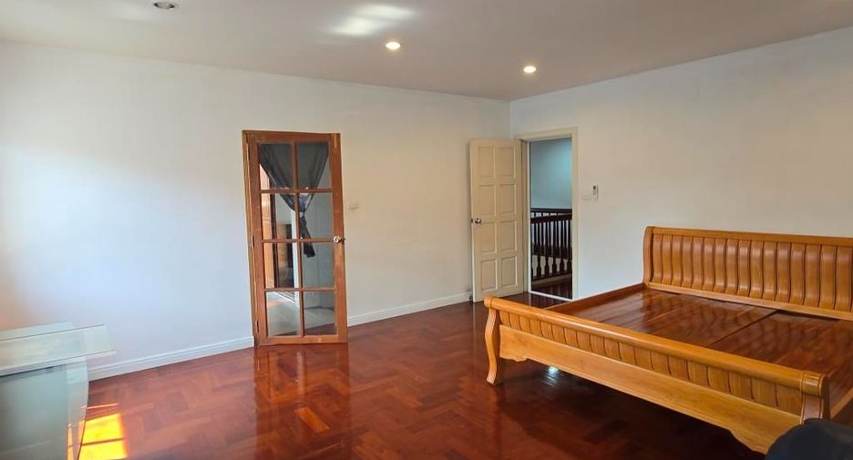 À louer 4 chambres maison à Phra Khanong, Bangkok
