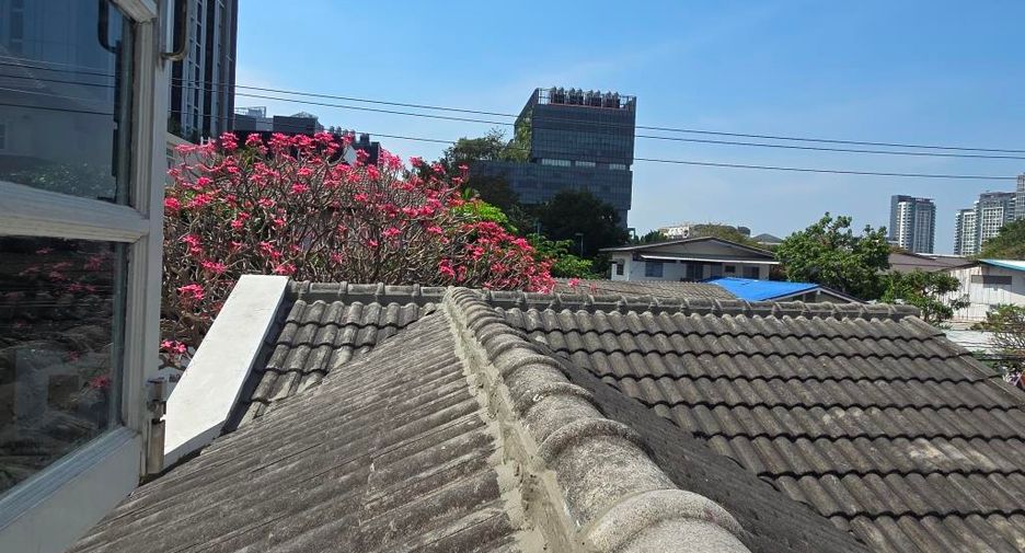 À louer 4 chambres maison à Phra Khanong, Bangkok