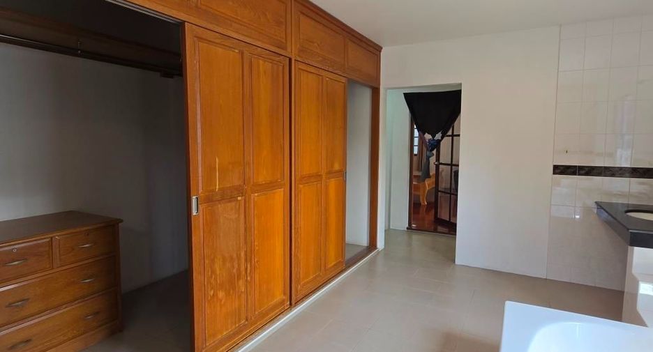 À louer 4 chambres maison à Phra Khanong, Bangkok