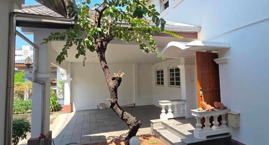 À louer 4 chambres maison à Phra Khanong, Bangkok