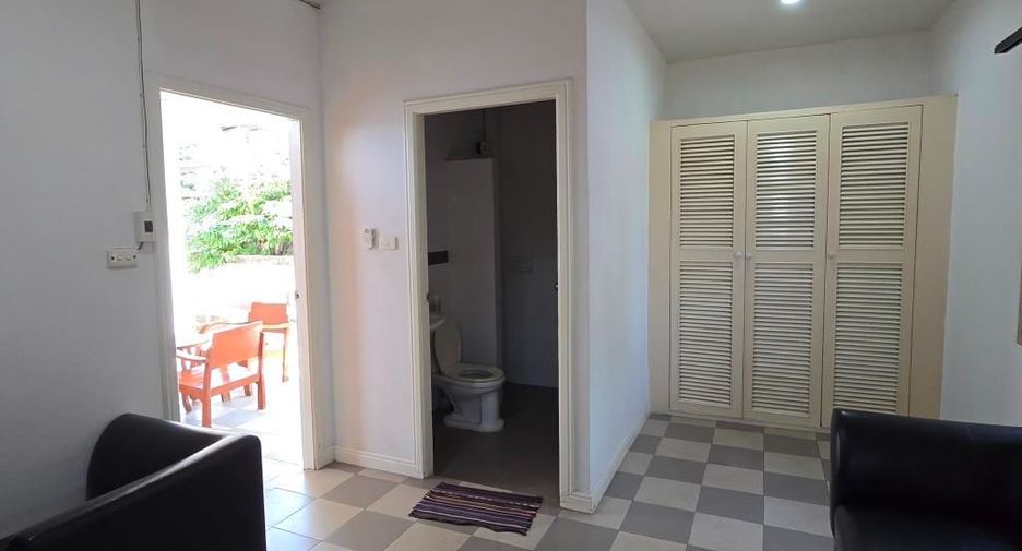 À louer 4 chambres maison à Phra Khanong, Bangkok