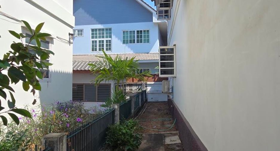 À louer 4 chambres maison à Phra Khanong, Bangkok