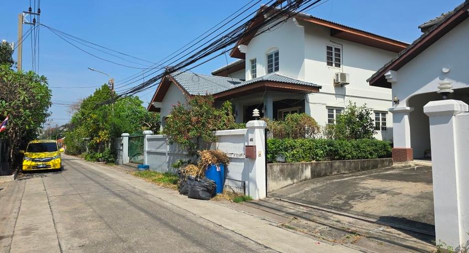 À louer 4 chambres maison à Phra Khanong, Bangkok