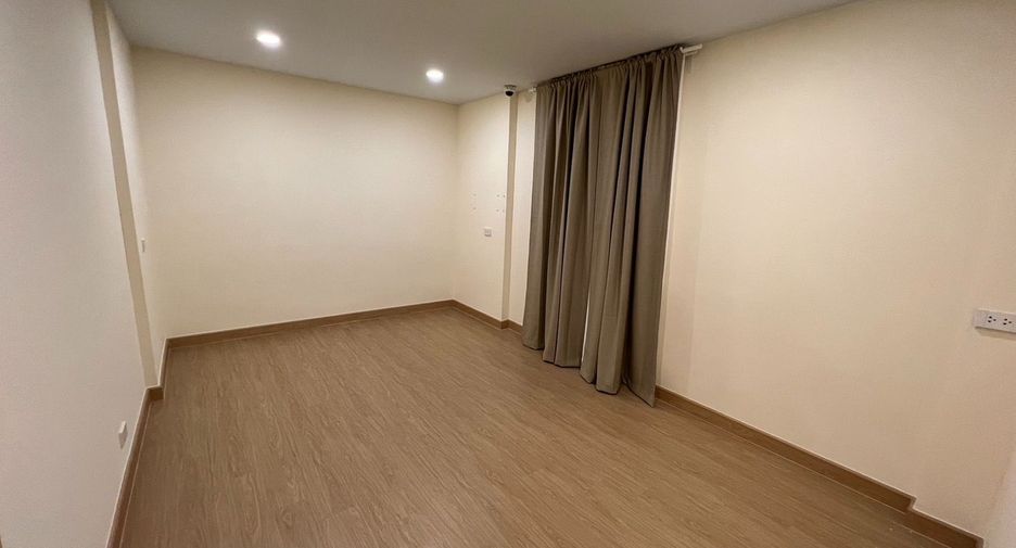 出租 3 卧室 独立屋 在 Huai Khwang, 曼谷
