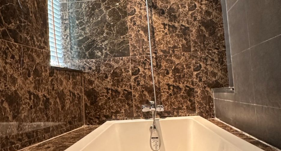For sale 4 bedrooms condo in Khlong Toei, Bangkok