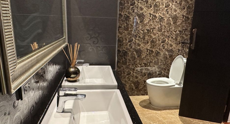 For sale 4 bedrooms condo in Khlong Toei, Bangkok