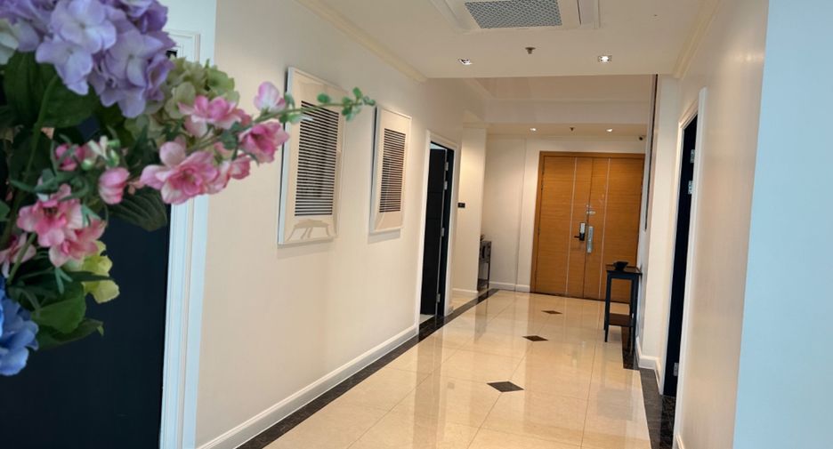 For sale 4 bedrooms condo in Khlong Toei, Bangkok