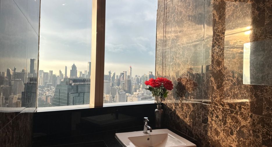 For sale 4 bedrooms condo in Khlong Toei, Bangkok