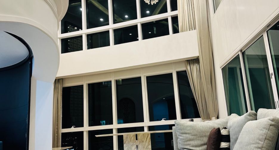 For sale 4 bedrooms condo in Khlong Toei, Bangkok