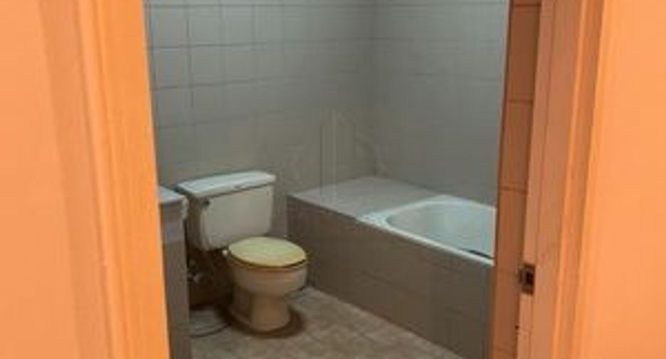 Haus zur Miete mit 3 Zimmer in Watthana, Bangkok