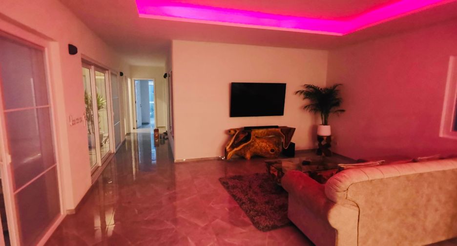 À louer et à vendre 3 chambres villa à Bang Lamung, Chonburi