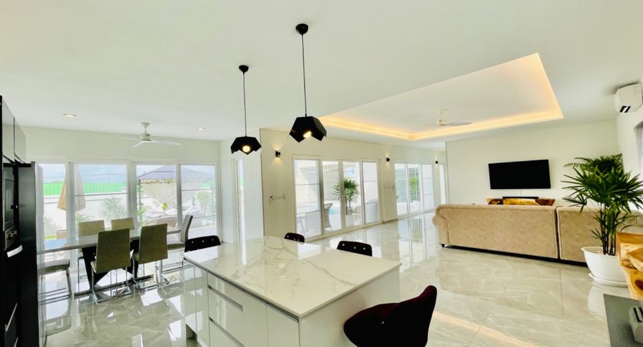À louer et à vendre 3 chambres villa à Bang Lamung, Chonburi