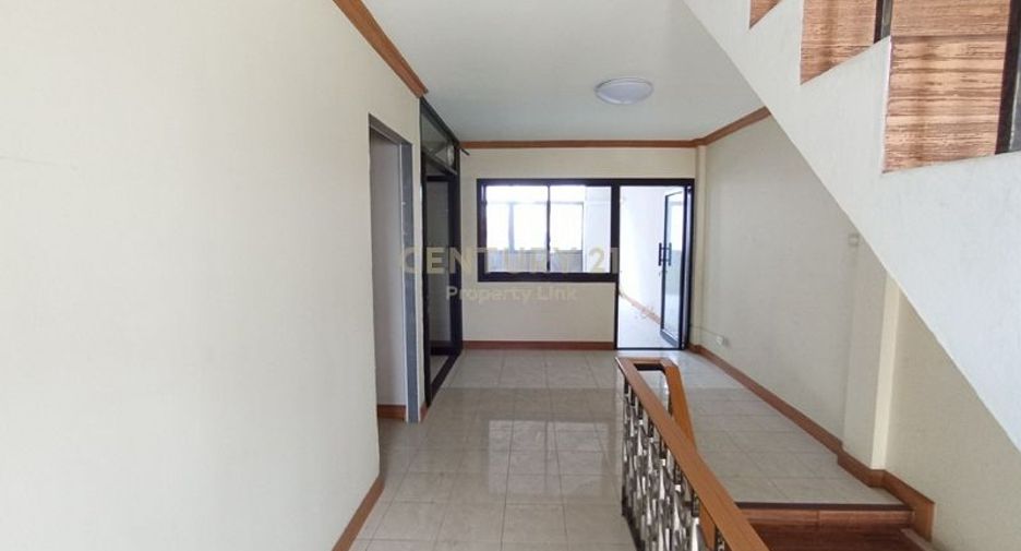 For sale 6 bedrooms retail Space in Huai Khwang, Bangkok