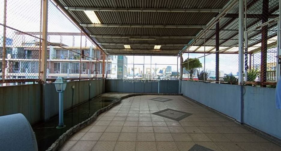 For sale 6 bedrooms retail Space in Huai Khwang, Bangkok