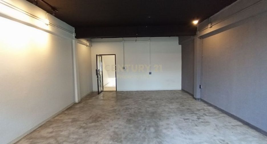 For sale 6 bedrooms retail Space in Huai Khwang, Bangkok