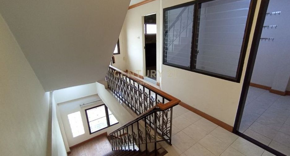 For sale 6 bedrooms retail Space in Huai Khwang, Bangkok