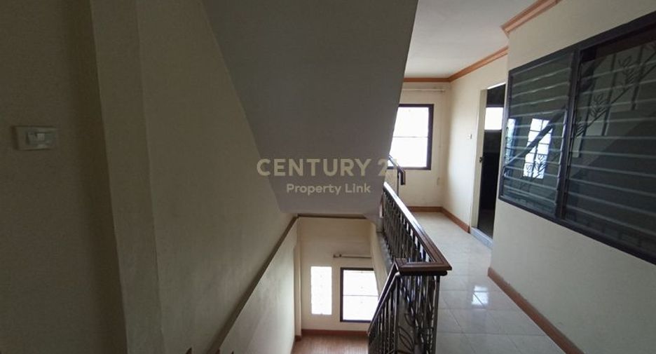 For sale 6 bedrooms retail Space in Huai Khwang, Bangkok