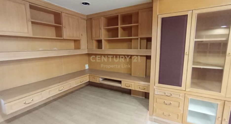 For sale 6 bedrooms retail Space in Huai Khwang, Bangkok