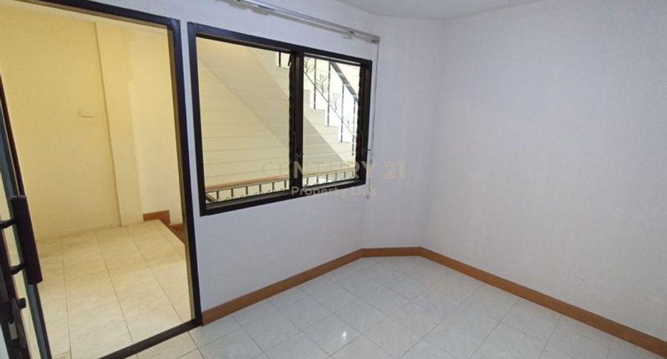 For sale 6 bedrooms retail Space in Huai Khwang, Bangkok