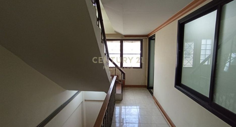 For sale 6 bedrooms retail Space in Huai Khwang, Bangkok