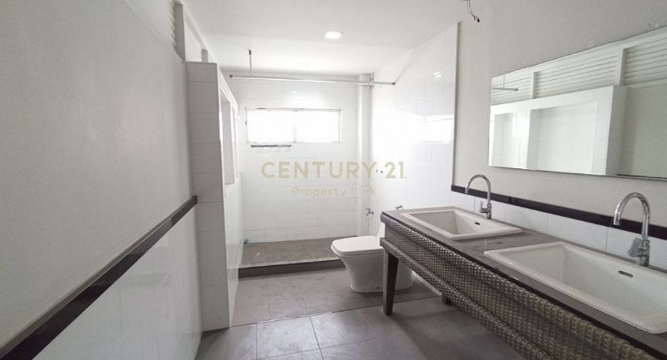 For sale 6 bedrooms retail Space in Huai Khwang, Bangkok