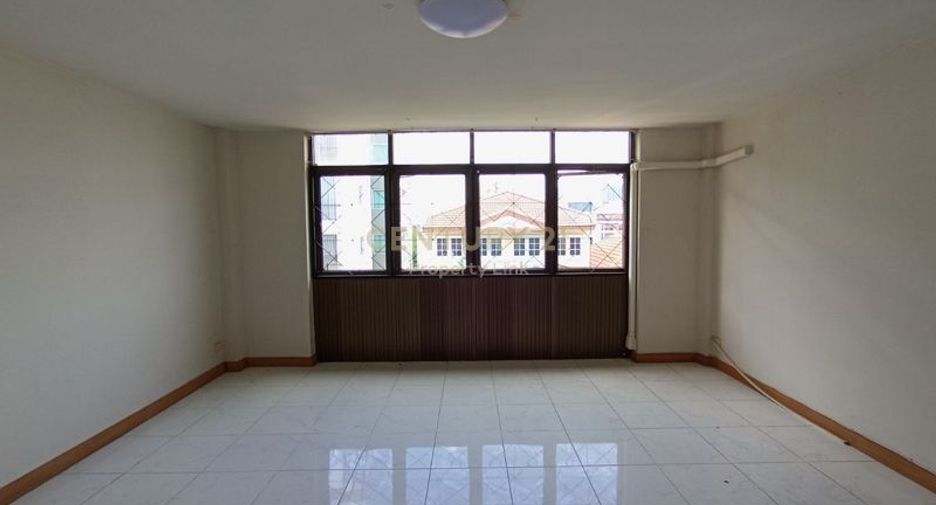 For sale 6 bedrooms retail Space in Huai Khwang, Bangkok