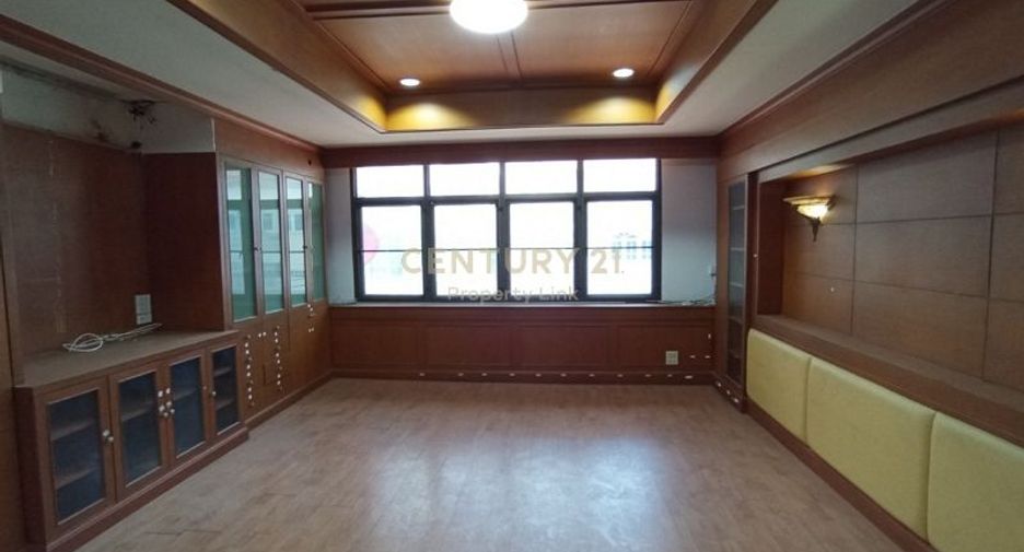 For sale 6 bedrooms retail Space in Huai Khwang, Bangkok