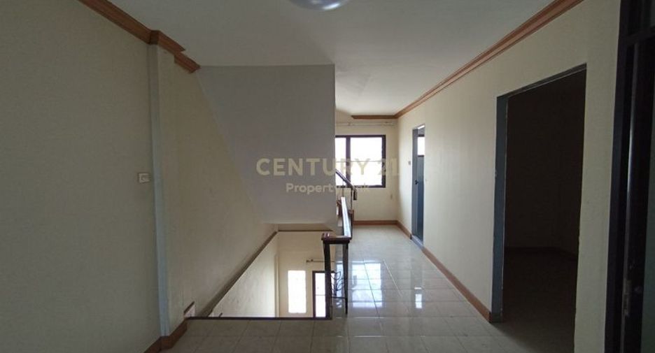 For sale 6 bedrooms retail Space in Huai Khwang, Bangkok