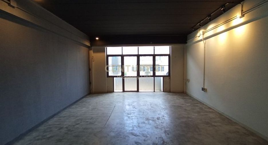 For sale 6 bedrooms retail Space in Huai Khwang, Bangkok
