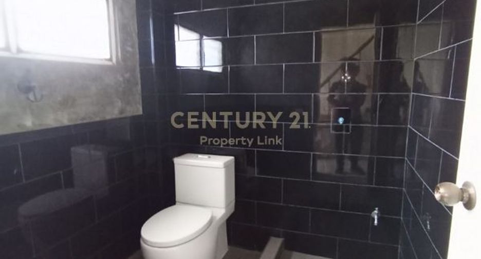 For sale 6 bedrooms retail Space in Huai Khwang, Bangkok