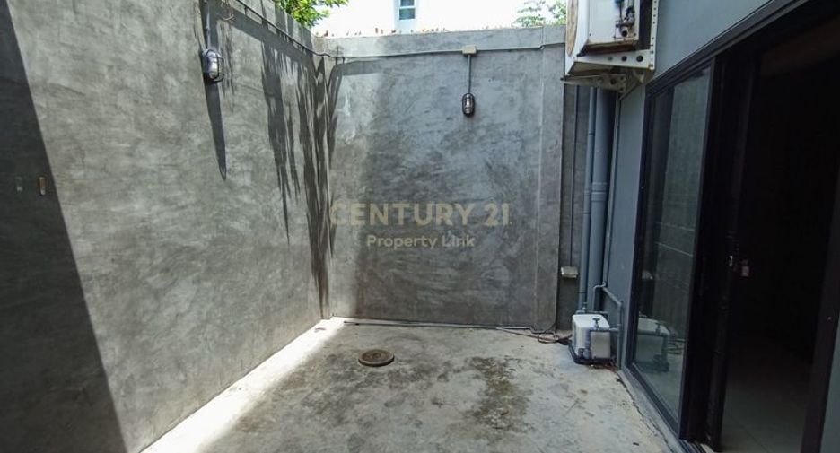 For sale 6 bedrooms retail Space in Huai Khwang, Bangkok