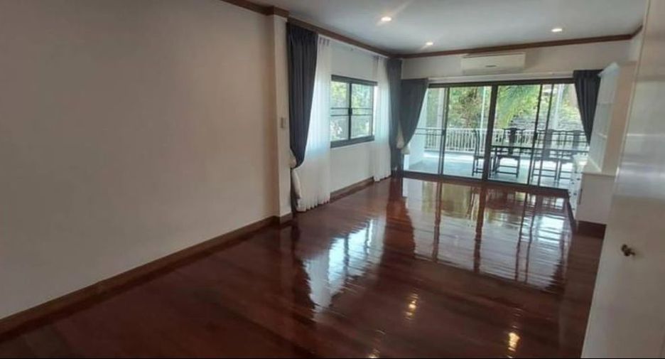 For rent 4 bedrooms house in Pathum Wan, Bangkok
