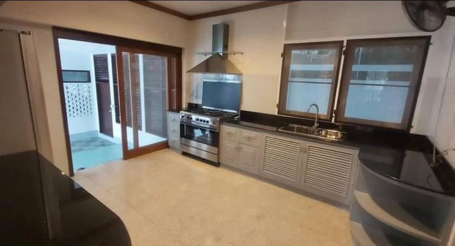For rent 4 bedrooms house in Pathum Wan, Bangkok