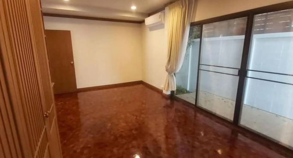 For rent 4 bedrooms house in Pathum Wan, Bangkok