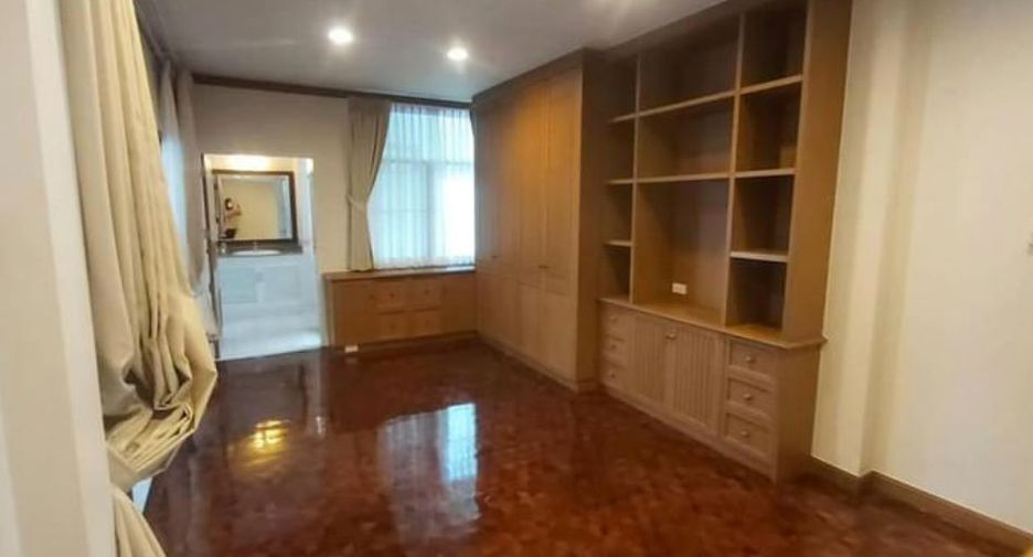 For rent 4 bedrooms house in Pathum Wan, Bangkok
