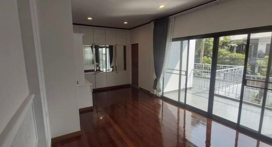 For rent 4 bedrooms house in Pathum Wan, Bangkok