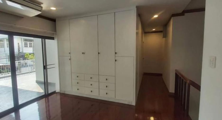 For rent 4 bedrooms house in Pathum Wan, Bangkok