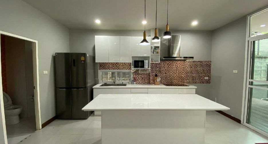 For rent 3 bedrooms house in Watthana, Bangkok