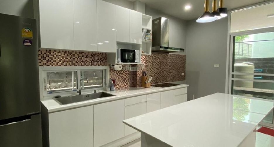 For rent 3 bedrooms house in Watthana, Bangkok