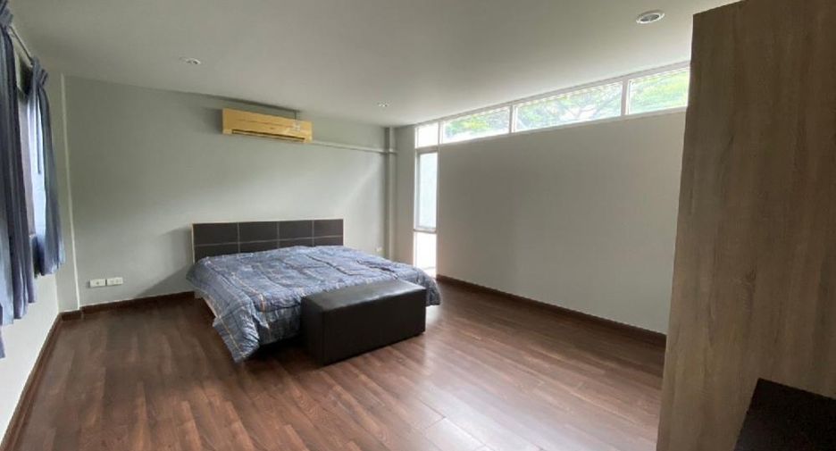 For rent 3 bedrooms house in Watthana, Bangkok
