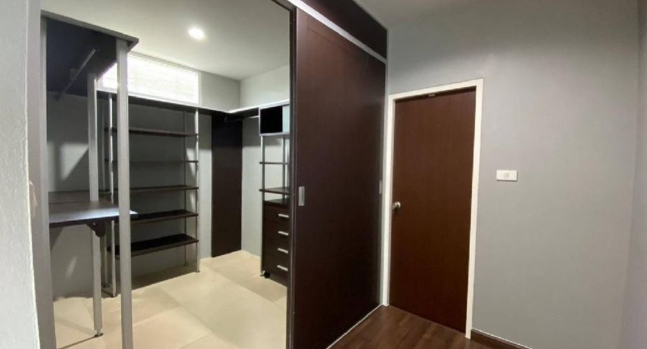 For rent 3 bedrooms house in Watthana, Bangkok