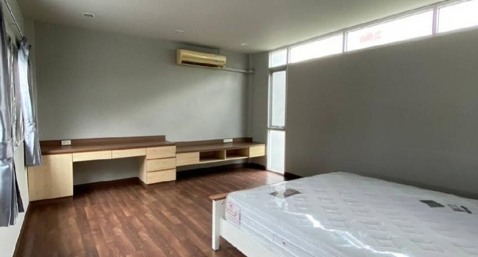 For rent 3 bedrooms house in Watthana, Bangkok