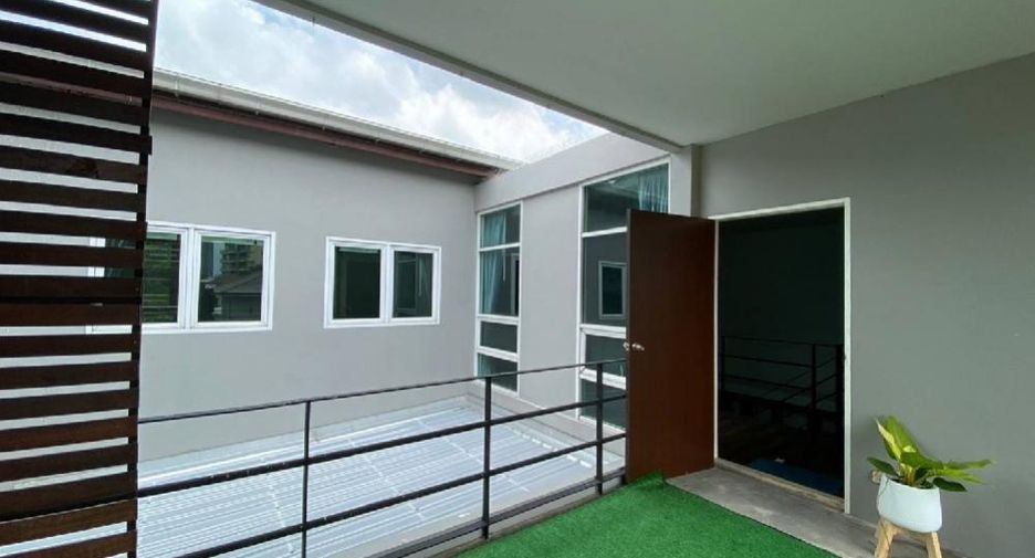 For rent 3 bedrooms house in Watthana, Bangkok