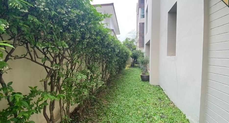 For sale 3 ベッドルーム townhouse in Watthana, Bangkok