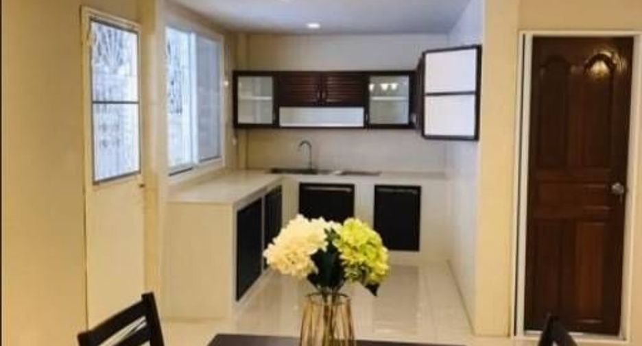 Apartamento en alquiler de 3 habitaciones en Din Daeng, Bangkok