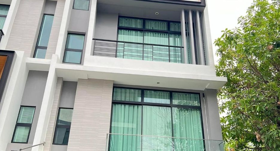 For rent 3 bedrooms townhouse in Saphan Sung, Bangkok
