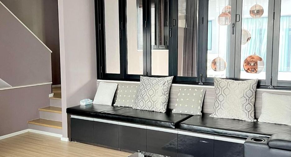 For rent 3 bedrooms townhouse in Saphan Sung, Bangkok