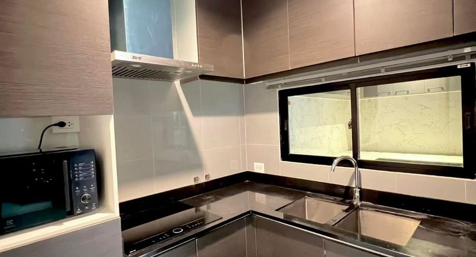 For rent 3 bedrooms townhouse in Saphan Sung, Bangkok