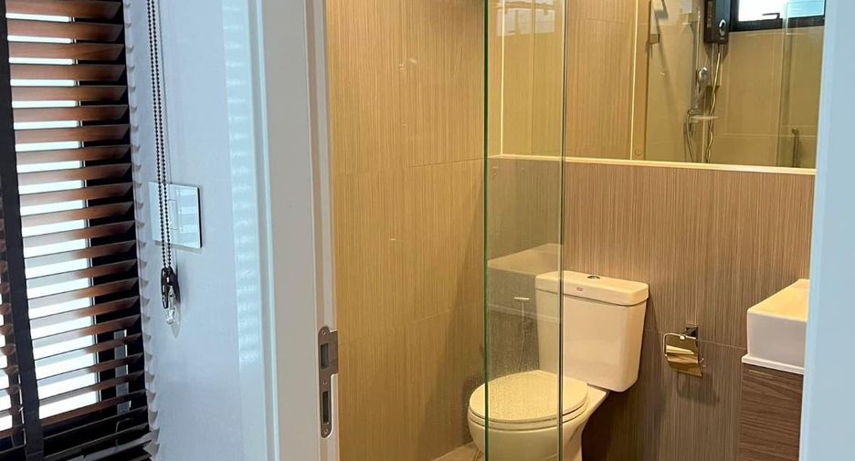 For rent 3 bedrooms townhouse in Saphan Sung, Bangkok