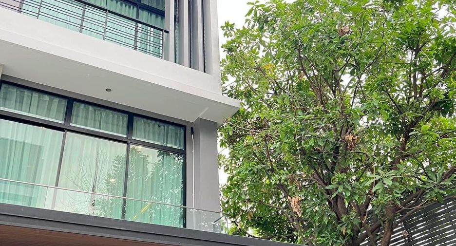 For rent 3 bedrooms townhouse in Saphan Sung, Bangkok